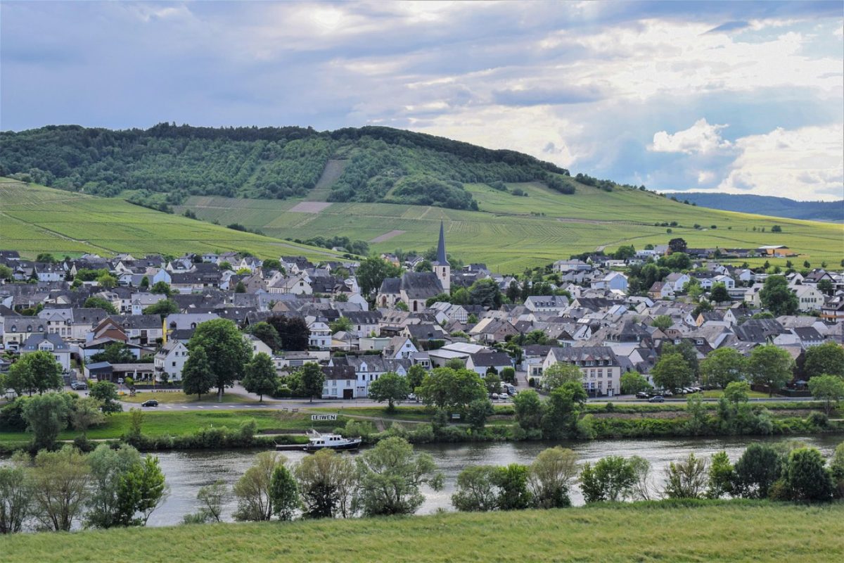 Boucle le long d’une rivière avec haltes en petites villes