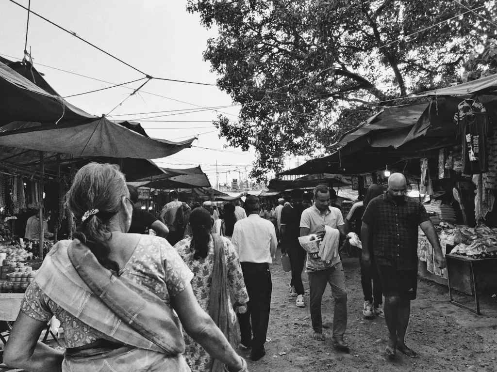Promeneurs dans un marché de rue