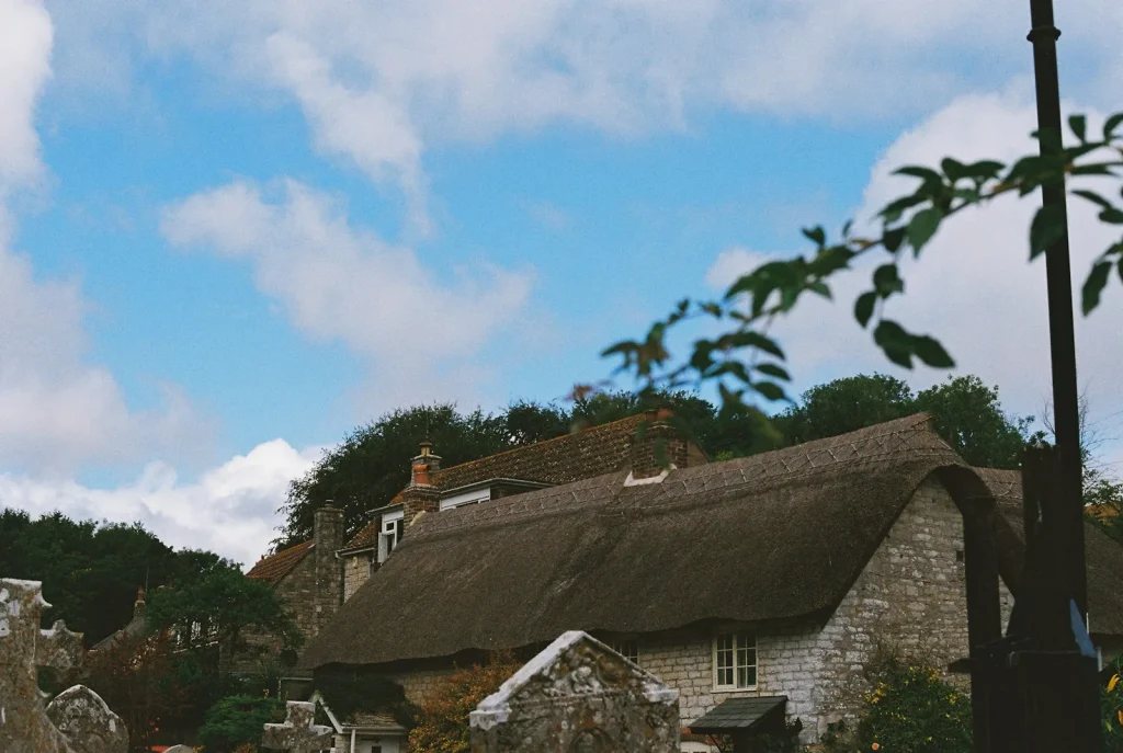 Une maison traditionnelle en pierre et toit de chaume
