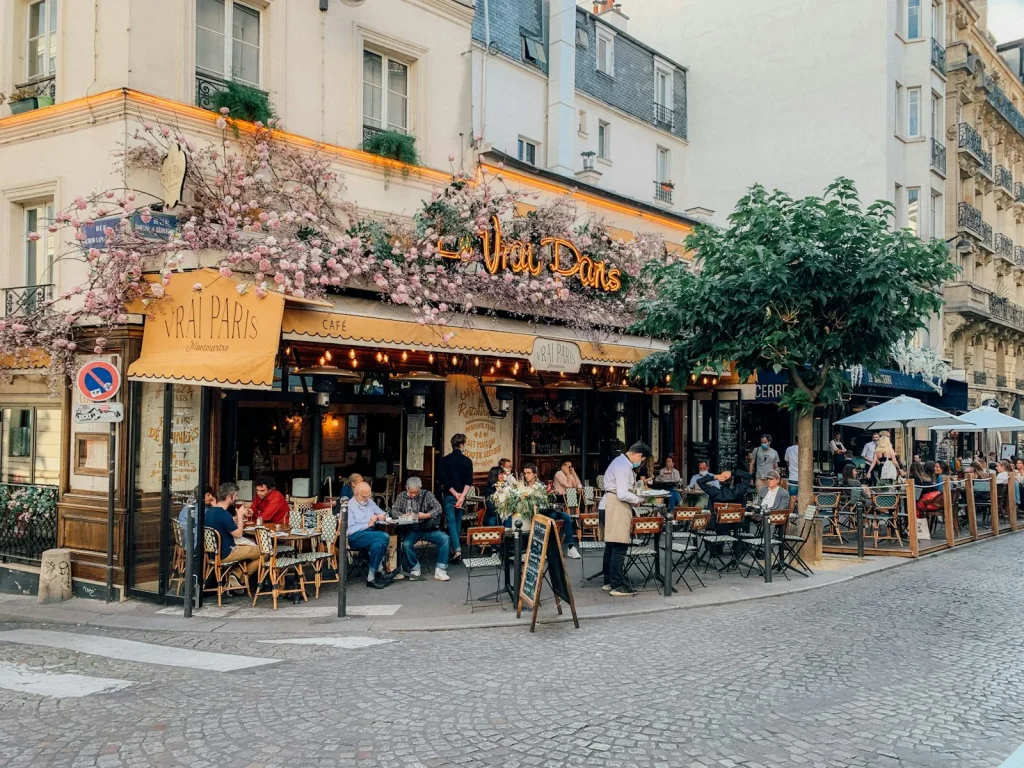 Une terrasse de café dans une rue parisienne