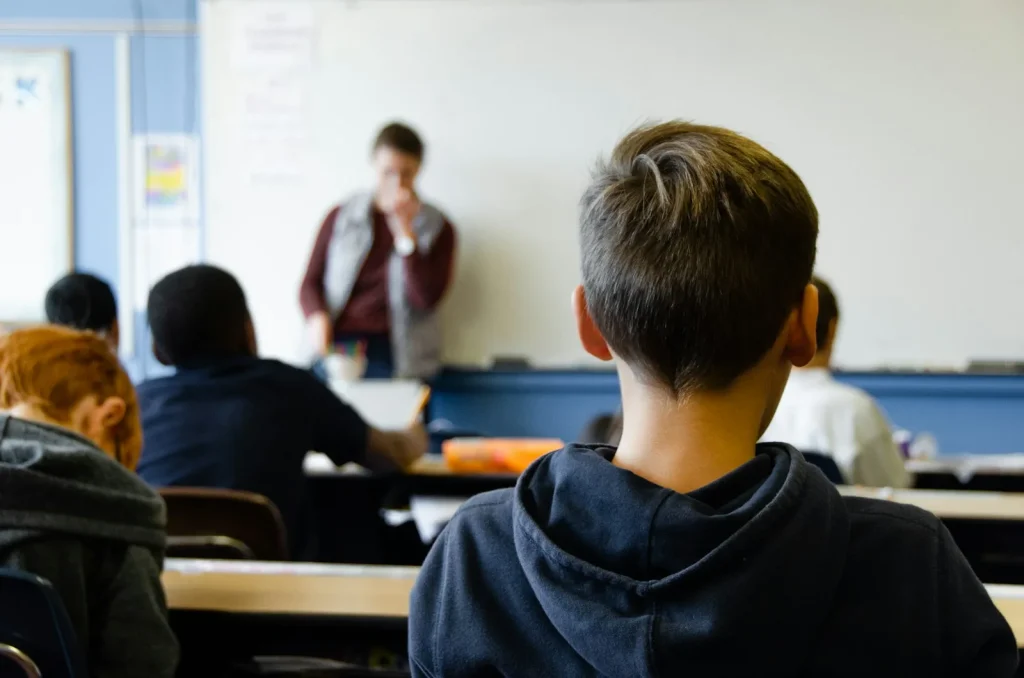 Un élève écoute son enseignante