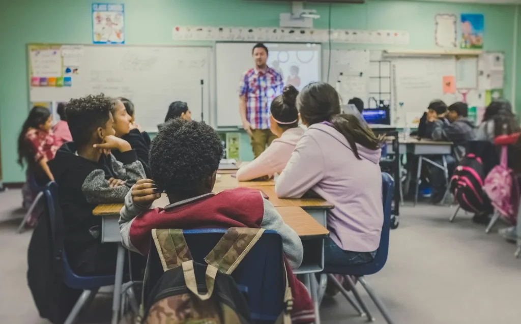 Des élèves et leur enseignant en classe