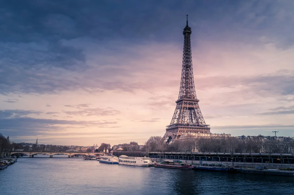 La tour Eiffel et la Seine à Paris