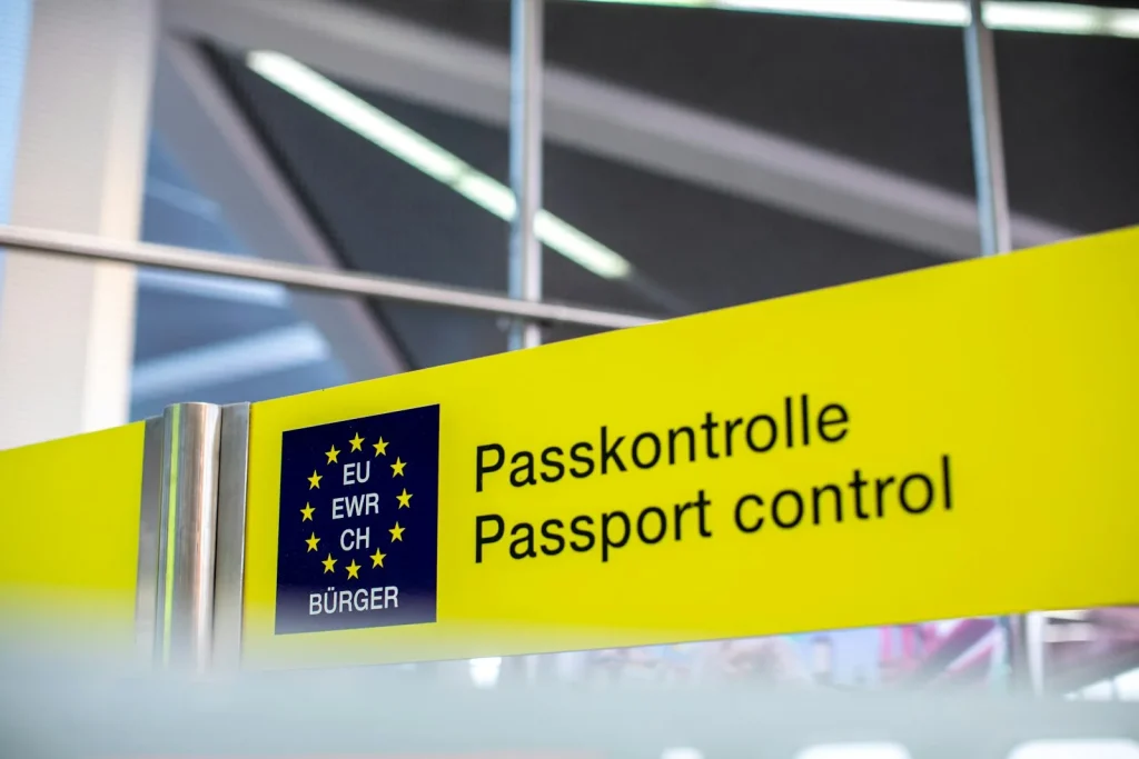 Panneau de contrôle des passeports à un aéroport