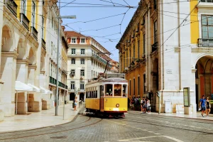 Un tramway dans les rues de Lisbonne
