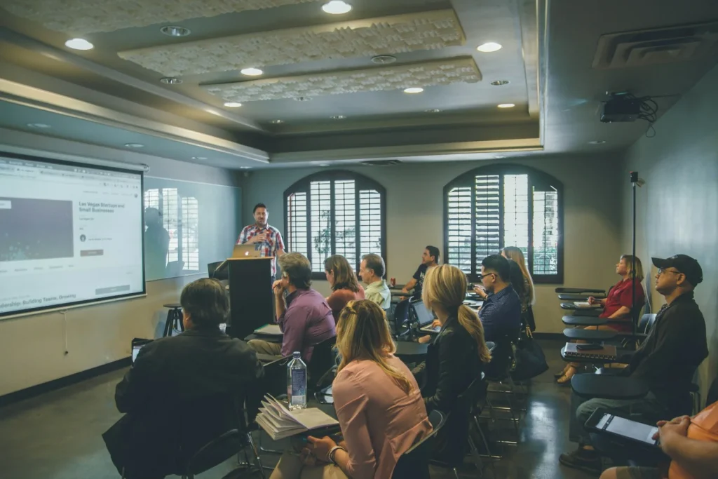 Participants réunis dans une salle de formation