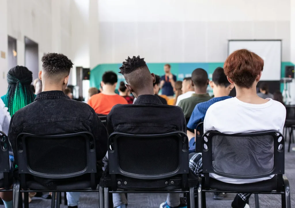 Élèves installés dans une salle de classe