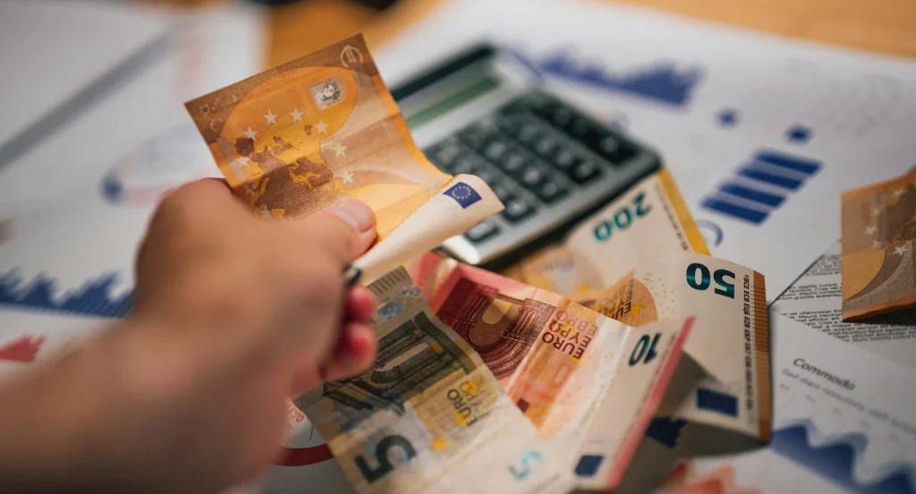 Billets et calculatrice pour préparer les frais de voyage