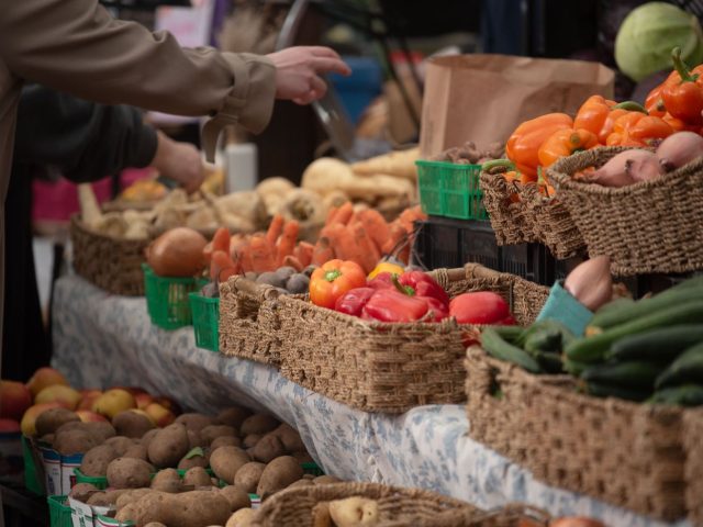Marchés locaux à visiter pour cuisiner en voyage